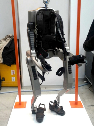 Illustration for article titled The potential of brain-controlled exoskeletons